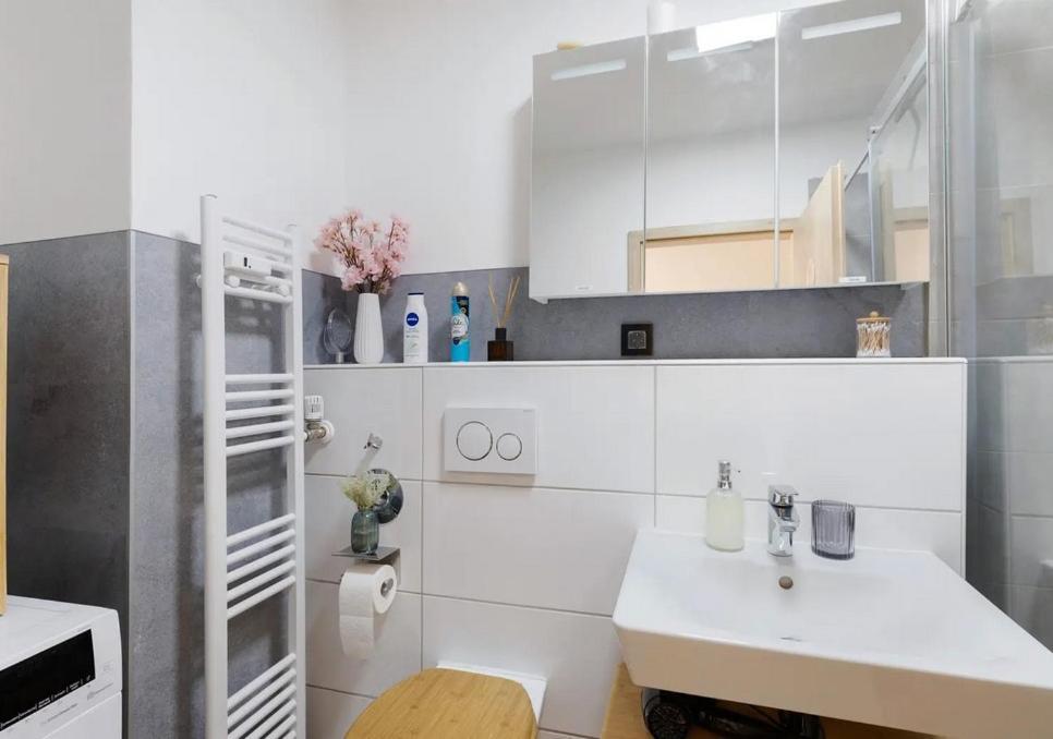 Charmentes Privatzimmer Mit Kueche, Naturgebiet Dusseldorf Luaran gambar